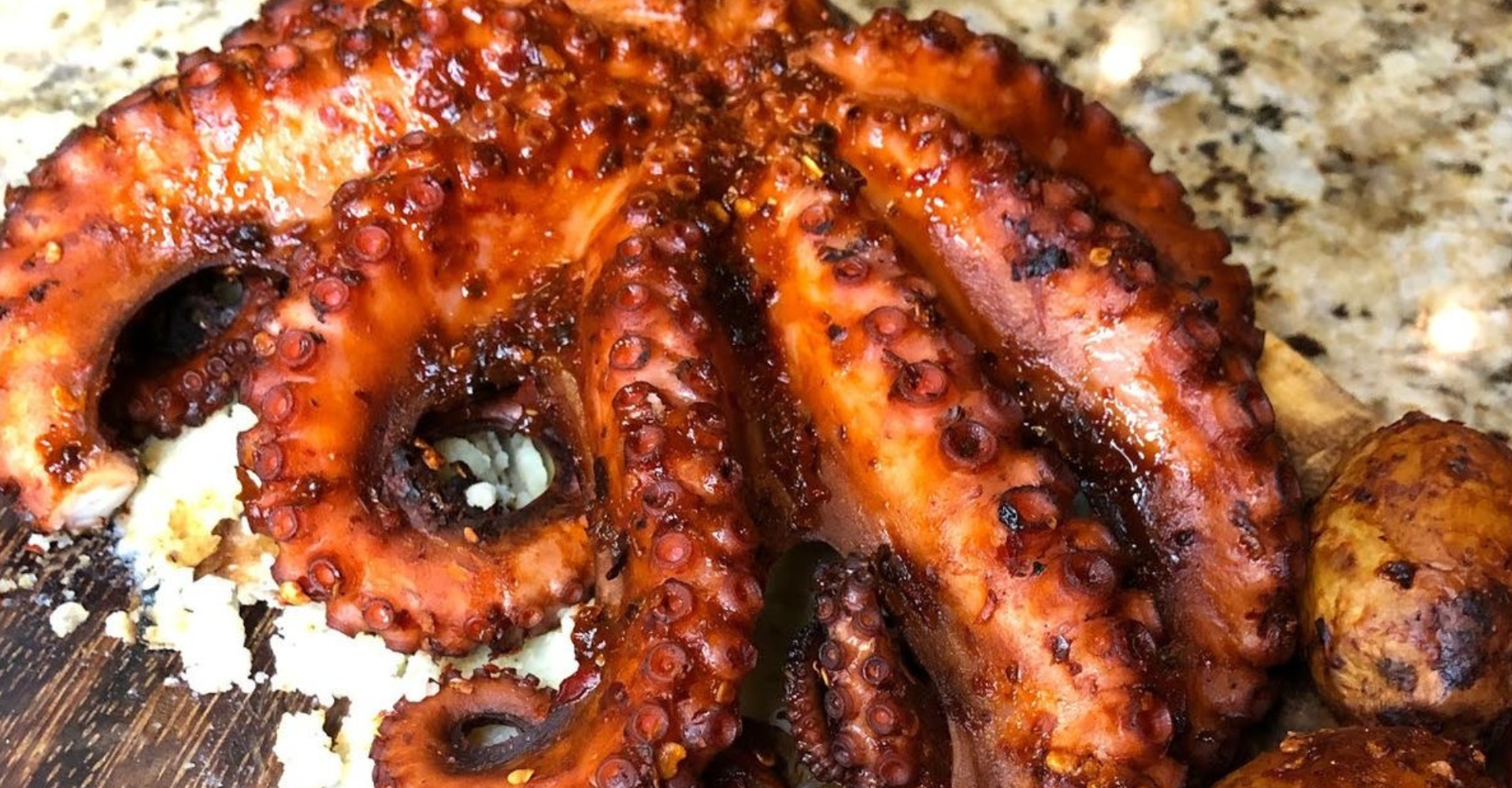 Pulpo 2-4 a las brasas es una delicia marina que combina perfectamente el sabor ahumado de la parrilla con la textura tierna y jugosa del pulpo.