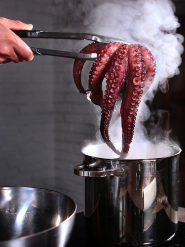 Cocción de Pulpo para estar listo a meter a parrilla.