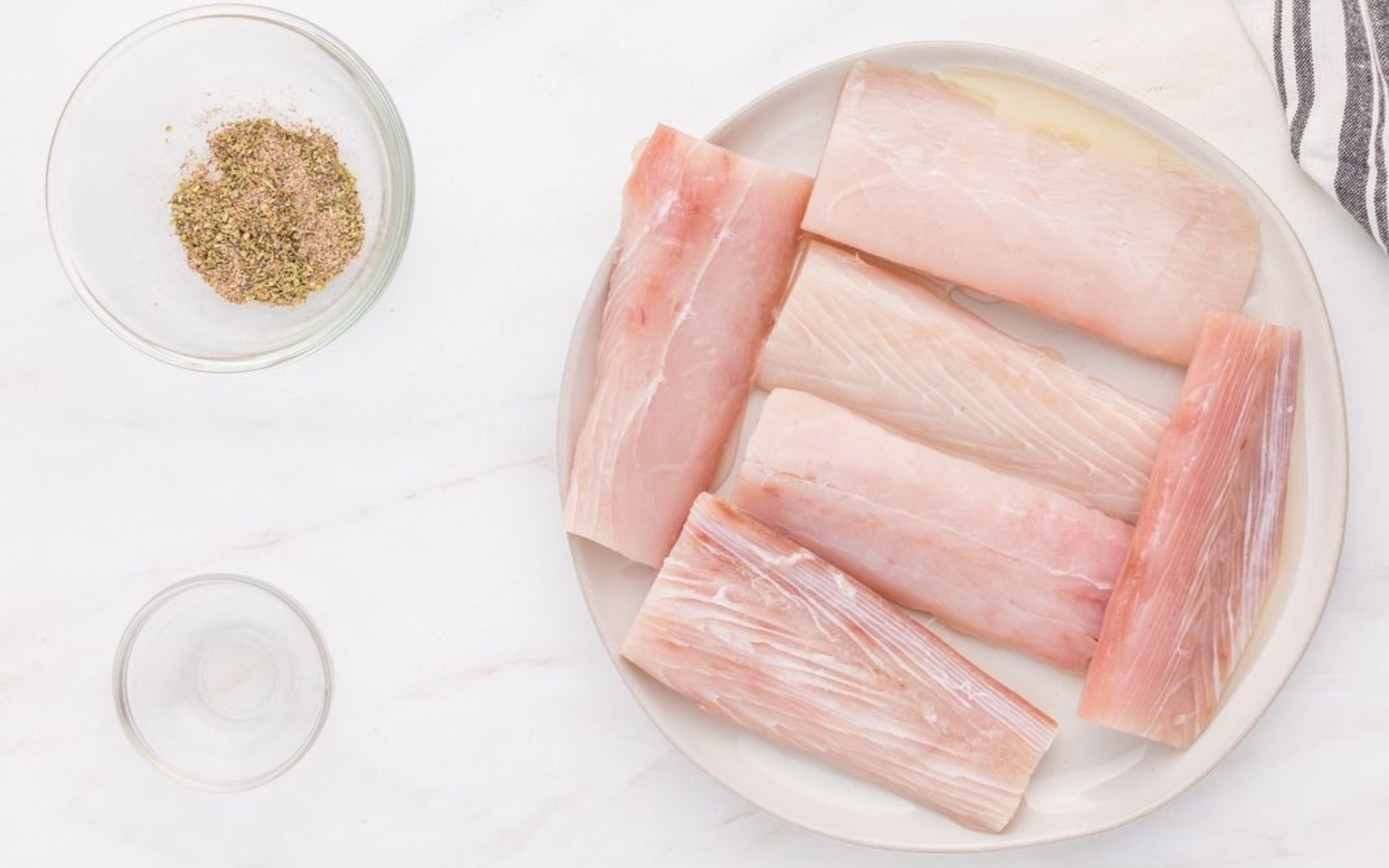 Platillo gourmet de pescado fresco en una mesa, listo para comer en Monterrey